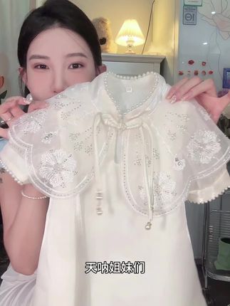 被这条小裙子美晕,蕾丝大翻领加珍珠点缀,精致到犯规