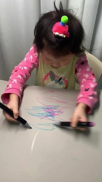 早教美育手工《绣球花开》
万物皆可作花.纸巾变绣球花
🌹在寒冷的冬天一起来做绣球花开吧.让自己的房间“开满花”
材料:卡纸 彩笔 纸巾
👀👀手工真的超级锻炼孩子的动手能力和专注力.
#上热搜 #亲子手工 #亲子互动 #专注力 #动手能力