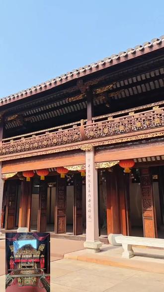 也许是王安宇对于家乡的安利,也许余秋雨老师写过天一阁的散文,不管什么原因,无疑我们是幸运的,可以瞻仰到这些瑰宝!
天一阁作为中国现存历史最久的藏书楼,其象征意义主要体现在以下几个方面:
1. 文化传承的象征
天一阁承载着范氏家族十三代人的文化接力,从私藏到公藏,从私家藏书楼到公共博物馆,它早已超出了范氏一家一族的概念,成为宁波“书藏古今”的精神象征,也是全国乃至全人类共同守护的文明宝库。
2. 防火理念的象征
“天一”二字源于《易经》“天一生水,地六成之”,范钦希望借水制火,使藏书楼永远不被火烧毁。阁前凿天一池,与月湖水脉潜通,常年不枯,体现了古人对防火的重视和智慧。
3. 廉政精神的象征
范钦一生爱书如命,任地方官时,每到一地即留心收集当地古籍,遇孤本难以买到就雇人抄录,经史子集兼收并蓄,尤其注意当代地方志和科举题名录。他的藏书精神和勤政、廉政的精神,成为中华文明的美德。
4. 建筑艺术的象征
天一阁为两层砖木结构的硬山顶重楼式建筑,通高8.5米,斜坡屋顶,青瓦覆上。一层面阔、进深各六间,二层除楼梯间外为一大通间,以书橱间隔。其建筑在防火、通风、防潮方面独具特色,是江南园林的代表之一。
5. 文化交流的象征
天一阁历史上曾多次有选择地为名学者开放,如明末清初的著名学者黄宗羲就曾叩开了天一阁的大门,他不仅翻阅了阁内全部藏书,还为其编写书目,留下《天一阁藏书记》传世。这体现了天一阁的开放与包容。
天一阁不仅是一座藏书楼,更是一部传承中华文化薪火的奇书,在记录历史进程的同时,惠泽一代又一代后世子孙。