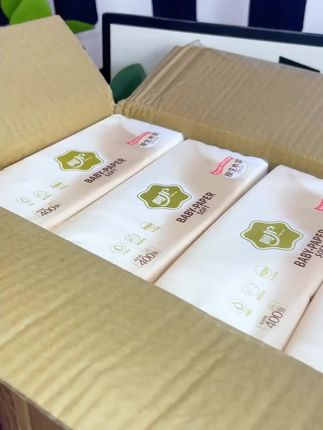 #创作灵感 姐妹们快来薅羊毛了!这么一大箱整整二十包的抽纸,你们看看才什么价?还是母婴可用的原生木浆纸,每包都特别厚实,质感真的没话说。纸张柔软亲肤有韧性,还是五层加厚的,就算湿水也不易破,都能当个小湿巾用了。这价格这质量真的可以闭眼冲啊!#抽纸#生活用纸干湿两用