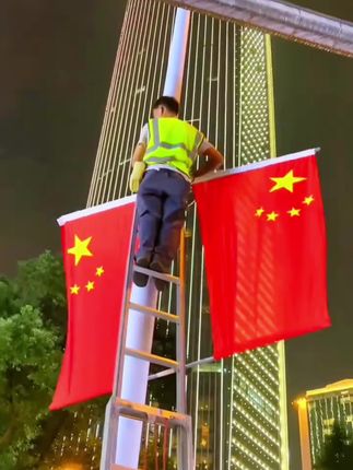 #门面斜挂国旗 #五星红旗🇨🇳 #祝祖国繁荣昌盛 #国庆