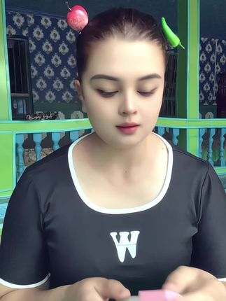 姐妹们快来看看这个宝藏粉底液吧!如果你总是找不到合适的粉底液,试试它就对了,它的质地非常轻盈,上脸后能瞬间打造出高级的奶油肌妆效,而且具有超强的遮瑕力,可以轻松隐藏毛孔和瑕疵。这么一款既实惠又好用的粉底液,难道你不心动吗?赶快下单抢购吧!@DOU+小助手 @热门音乐🔥
