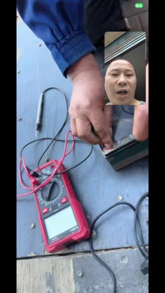 电动车安装射灯。切记不要接错。 电动车安装射灯,如果你接到高压线上。62伏以下烧控制器。72伏以上,有可能有50%的几率连灯珠一起烧掉。如果上了100伏,百分100连两个灯珠一起报废。#射灯 #未来之眼 #电动车