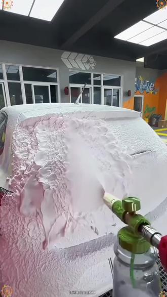 自己在家洗车就这么简单,用这个洗车水蜡,虫胶鸟娄油膜都能洗掉,还给你配上洗车神器喷壶,一桶能用100次#洗车水蜡#汽车好物 #自己洗车 #无限回购的宝藏单品#在抖音入手的好东西@DOU+小助手