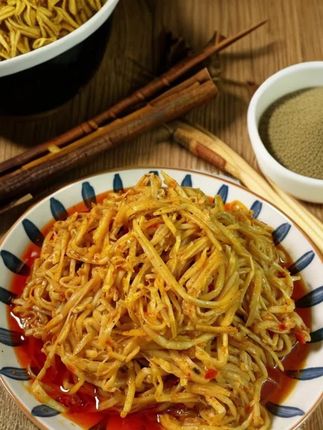 云南芒市的傣家下饭菜 油淋酸笋,酸酸辣辣的也太好吃了吧  #云南美食  油淋酸笋,酸酸辣辣的也太好吃了吧#傣味 #下饭菜 #云南美食 #油淋酸笋
