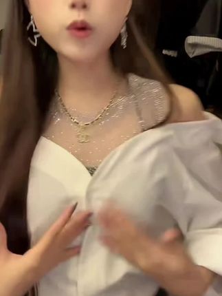#今天穿什么 #出游穿搭 #衬衫 #超好看 #谁穿谁好看 @上热门🔥🔥🔥 @抖音Dou+上热门 衬衫烫钻网纱拼接露肩上衣