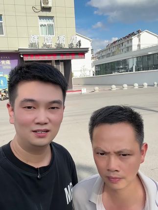 不好意思弄了个乌龙,这里向大家澄清一下,骗老头老太太的不是在辉煌酒店#安庆朱员外#老年防骗