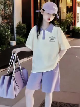 被追着问🔗 的中大童运动套装来啦 浅紫撞色Polo领上衣,复古又时髦💜 搭配同色系短裤,活力满满又协调~ 面料软软糯糯,运动玩耍也舒服🪁 中大童这么穿,出街就是行走的潮酷崽崽✨ @抖音🔥上热门 @抖音小助手 宝妈们速码,抄作业式穿搭轻松拿捏👧 #中大童穿搭 #运动套装 #潮童搭配 #Polo领上衣 #夏季童装