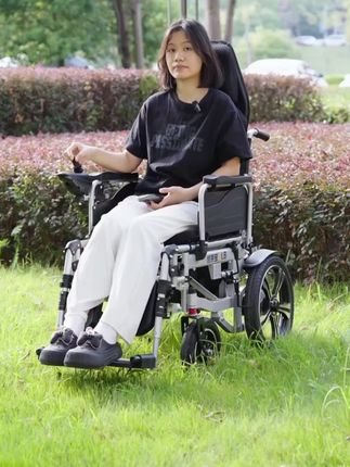 凯莱宝智能电动轮椅车 这个就是你们要找的智能电动轮椅车,它采用的是智能全自动设计,而且还可以过坎,是一款全新的电动轮椅车。不仅坐着舒服,还特别安全,老人和小孩都能放心使用。它是靠电机驱动的,不用加油门就能自动走,还能轻松上下坡,真正做到了省心又省力!快给家里人安排一辆吧!
