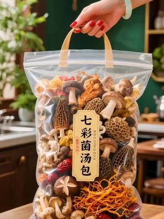 云南七彩菌汤包简直是秋冬暖汤“王炸”,厨房小白也能闭眼做!配料干干净净,无硫无添加,泡发后的羊肚菌肉厚紧实,一整个裹着山野里的鲜气。做法简单到离谱:菌菇泡10分钟,和焯好的排骨/鸡肉一起炖,不用瞎调味,出锅时满屋菌香能勾着人直咽口水。喝一口鲜到跺脚,菌子脆嫩带嚼劲,配饭拌面条都能多扒两碗!老人小孩都爱这口营养暖汤,秋冬囤几包,日常加餐、招待客人都能轻松端出靓汤~#健康食材 #滋补养生食材 #养生汤 #干货 @DOU+上热门 @DOU+小助手 @抖加🔥上热门🔥dou+🔥热点宝