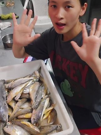 野生小黄鱼舟山海域捕捞,假一罚十。蒜瓣肉就饭香!红烧干煎绝绝子#快来一起尝个鲜 #海鲜水产 #大海的味道