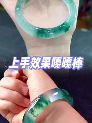 那镯身上的飘花,或如丝缕,或如云朵,自然而又灵动地分布着,每一朵飘花都像是在诉说着一段浪漫的故事。它是优雅的象征,是时尚与经典的完美融合,让你成为众人瞩目的焦点。#玉器 #性价比超高 #高货 #手镯 #玉石魅力