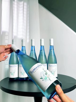 瓶”实力圈粉,一口入坑! 蓝瓶雷司令半甜白,喝过的闺蜜都在问链接!10.5度顺滑口感,零差评口碑王,让你成为朋友圈的选酒达人。