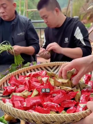 不管是家人围坐聊天当零嘴,还是招待客人摆上桌,都是拿得出手传统好味,甜而不腻,泡绍化渣,老人小孩都爱#追剧小零食 #强烈推荐 #花生糖