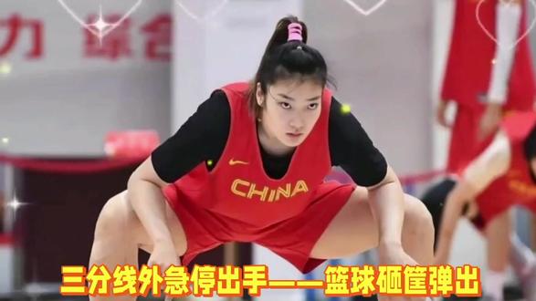 宫鲁鸣将战术板重重拍在地板上。训李梦等人,别抱着球死打!你们感觉给李梦等人讲道理,还是训他们?#篮球需要沉淀 #篮球