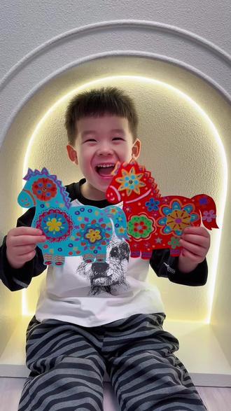 新年美育|非遗剪纸福气小胖马🐎
指尖非遗,纸上萌马,把传统年味剪进方寸之间🐴
新的一年就要到了,麻麻和宝宝一起用非遗剪纸的形式来迎接新年啦!
简单的点、线、面装饰就可以让小马灵动起来,新年的仪式感,就是和宝宝一起体验小马非遗剪纸~
#非遗 #非遗剪纸 #非遗里的年味儿 #家庭美育 #爱画画的小朋友