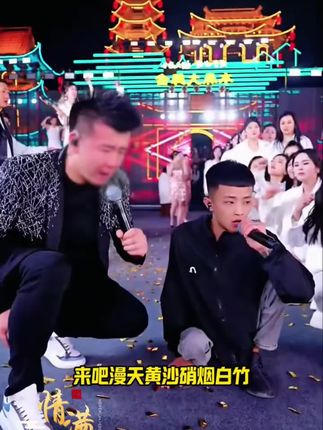 阳光男孩段奕身残志坚再登大舞台,单人喊麦挑战木森全团队! #木森 #木森大舞台 #喊麦 #户外直播现场 #人气爆棚