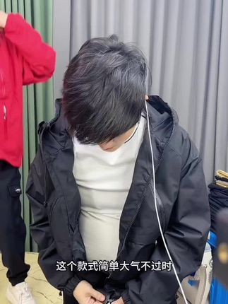 破价清货了!姐妹们快来看看这件早秋新款冲锋衣,它是这种宽松显瘦的版型,上身很舒服,而且还是连帽的设计,时尚又好看,整体风格就是那种休闲运动的感觉,非常适合日常出行的时候#百搭冲锋衣外套 #防风防水冲锋衣