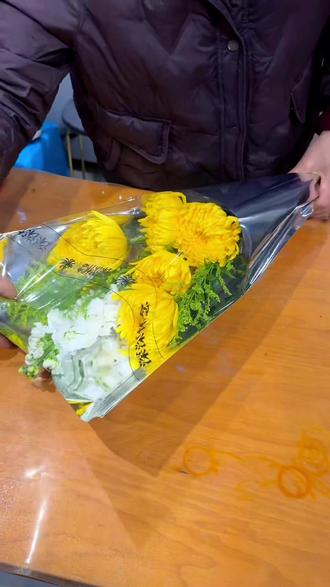 清明节轻松搞定5万支菊花#清明节 #清明节上坟祭祖 #菊花花束花篮花圈#花开小镇花店 #洛阳花店