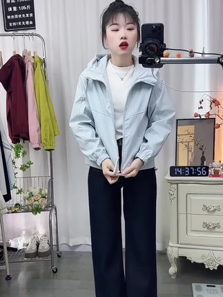 小个子冲锋衣#冲锋衣 #穿搭 #品质女装 #谁穿谁好看 #洋气减龄