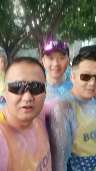 2026重庆马拉松,因为感冒,全程6分慢摇,感受重庆唯一的一条直线赛道~滨河路,42.195公里全程2个折返点,一路顺江而行,景色秀美如画。人生总要有点遗憾,把PB及游览留在下一次吧🤗#2026长安汽车重庆马拉松 #马拉松#因为热爱所以坚持