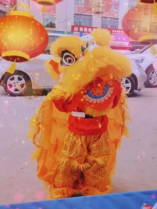 檐角风铃轻响,光影在青砖上织成流动的网。有人追着风的去向奔跑,有人静听铃音里的时光。世事哪有常态?一阵风的轨迹中,藏着无数种可能。#见者好运 #非遗文化传承 #招财进宝 #招财 #醒狮文化