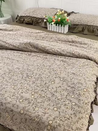 快把你家的床单四件套换了吧!这个是原麻的面料,很厚实,铺在床上板板正正的,不会跑床。而且它这个还是花边款的,特别好看又洋气。被套和枕套也是这种原麻的面料,脏了可以直接放进洗衣机里洗,超方便!喜欢的朋友赶紧入手一套试试吧!#四件套#床品套件