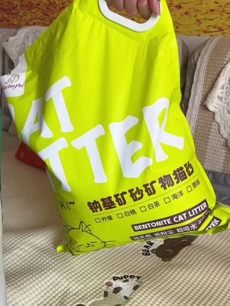 别看它便宜,还是小颗粒的,但是用起来真的很好用#猫砂#钠基矿沙矿物猫砂#宠物@DOU+小助手 @巨量千川