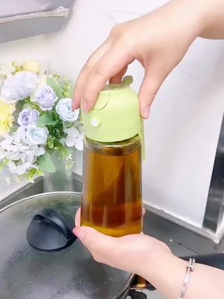 即使喷油壶还是倒油壶,家里厨房一定要有一个,用它倒油不挂油,出油也很均匀,瓶口很大,倒油也方便。卡扣设计,喷油倒油自由切换,好用还不贵。#厨房好物 #简单方便 #日常生活小妙招 #喷油壶二合一