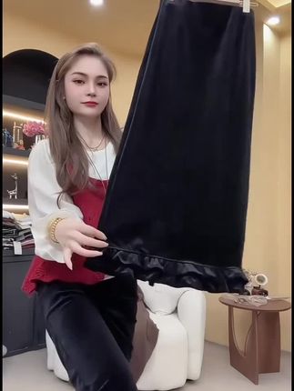 韩版木耳花边开叉高腰半身裙丝绒裙2025秋季新款气质显瘦小黑裙潮#春秋穿搭 #显高显瘦穿搭 #时髦穿搭 #说好的随便穿穿去看秀 #百搭显瘦