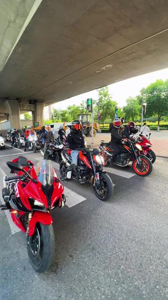 你还不来加入吗?我在下个路口等你 #赛800rs #天下摩友是一家
