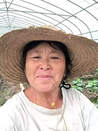 #农民种地不容易面朝黄土背朝天