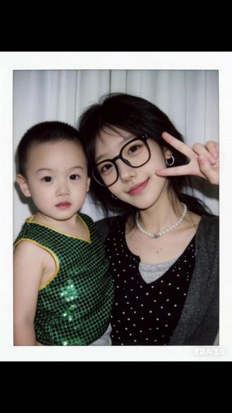 你还记得吗?,我小时候还抱过你,和男朋友小时候合照拥抱ai指令教程来啦!#翻I照#豆包ai #男朋友小时候照片 #豆包P图指令和男朋友女朋友小时候合照,和女朋友小时候拥抱ai指令教程,豆包ai指令和男女朋友合照