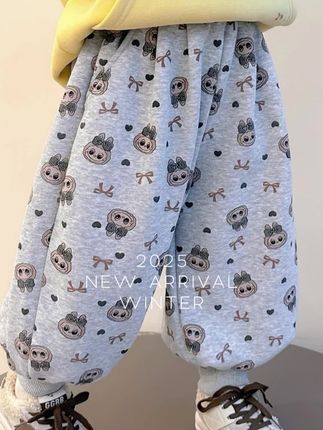 天气越来越冷了,孩子的裤子也要换成这种加绒的了。这条女童加绒裤子是今年的新款,特别适合活泼可爱的小女孩穿,它是高腰的设计,可以很好的保护孩子的肚子不受凉,而且面料很舒服。#生女儿就是用来打扮的 #高品质童装 #潮流穿搭 #面料柔软舒适 #百搭裤子