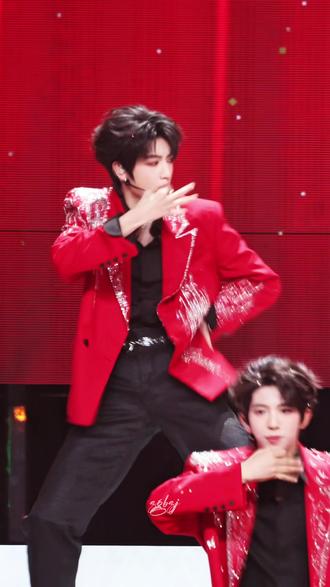 红西装2.0#张桂源 #闭嘴跳舞 #荣耀之战