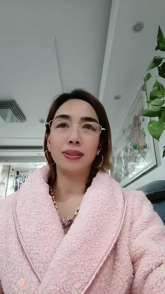 我的婆奶是一个很慈祥很亲切的一位老人,她身上有光。是我值得学习的地方,吃和住都在那一间屋里,收拾的如实,干净整洁。特别舒适,很温馨。婆奶从来不骂人。也没有说过脏话,这就是信仰,也许个人的优秀,是借着别人的光,活出自己想要的一束光,尽可能的要求自己。我想活出婆奶样子,亲切慈祥