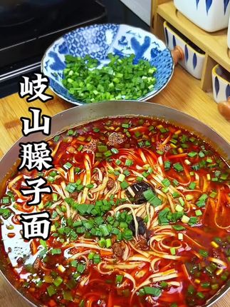 就好这口#岐山臊子面 汤头酸辣香,面条薄筋光,味道真是没得说@DOU+小助手 @DOU+好生意 @DOU+上热门