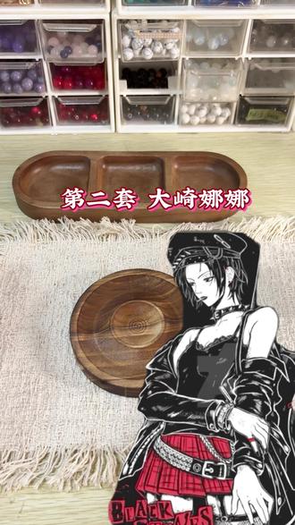 大崎娜娜|挑战拆解我做的一百套手链手机链 链
§「我的猫眼妆容下,藏着一颗快要碎掉的心。」
• 朋克蝴蝶/跑环/ 铁链夹层连接链节 W
•朋克蝴蝶:蝴蝶是蜕变,是娜娜从小城女孩到东京摇滚女王,从没落在东京街头到最后选择单飞的蜕变之路
•跑环自由活动珠:可自由滑动的主珠,象征她的人生轨迹本应自由,却总是因为“想抓住什么人”而被拉扯
•铁链夹层:缠绕在链条之间,代表她内心挣扎的铁链和她脖子上戴的铆钉项圈,也代表她与莲之间那串“南京锁”,死死锁住,却最终也留不住
•朋克刺/铆钉金属保护结构398
•娜娜最爱的铆钉choker、铆钉皮带手环,是她抵抗世界的武器,也是她暗黑少女美学的灵魂
•链身上点缀的微缩铆钉金属片,是她向所有人宣告“生人勿近,但熟人我护你一辈子”的态度
•心脏金属片:被铁链穿透但仍鲜红地跳动的心脏。她的心永远在为莲、奈奈、BLAST而疯狂跳动大崎娜娜—《NANA》里用钢钉与铆钉武装自己的女王,Vivienne Westwood的忠实信徒,那个在舞台上嘶吼呐喊、在生活中却总爱把奈奈抱在怀里的“外冷内热”的BLAST主唱。
她是许多人心中“世界上另一个我”——看起来毫无畏惧,化浓烟熹妆,戴铆钉饰品,涂大红指甲,在格膊纹莲花,玩摇滚,组乐队,独立,自由,有才华.几乎就是女孩们向往的样子。她是舞台上气场全开的酷Girl,可她自己却说:“我.其实没有你想的那么坚强。”
就是这样一个把自己武装成刺猬的女孩,却总能在奈奈伤心时,把她搂进怀里笨拙地安慰:“有我呢”。她会在莲演出结束后,默默递上温水;会在莲陷入困境时,坚定地站在他身边。
她学会了用力地爱,也习惯了惨烈地痛。“害怕失去,是拥有的证明!”她一边用这句话鼓励自己,一边却又亲手推走了最爱的人。
「我的人生,是场彻头彻尾的朋克演出」娜娜的魅力,在于“真实的矛盾感”。她是朋克女王,也是怕孤独的女孩;是强势的乐队主唱,也是会依赖朋友的“小女生”。她用坚硬的外壳保护自己,却把最柔软的内心留给了珍视的人。
她是《NANA》中,那个将爱人“本城莲”的名字永远纹在自己手臂上的女孩。娜娜表达爱的方式,包括纹身、使用同款香烟香水、模仿莲的穿着和言行。这朵莲花,是她对莲的极致占有,也是对莲最刻骨的臣服。她以为这样,两个人就永远不会开。
#diy手链 #串珠饰品 #手作人日常分享 #nana#大崎娜娜