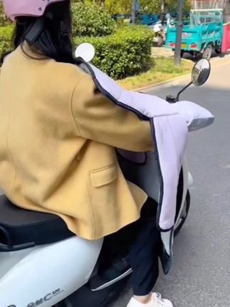 冬天骑车的时候你的手不冷吗?给你的电动车手把套上这个#保暖又好看 #防寒保暖 #加绒保暖 #骑车必备 #电动车手把套