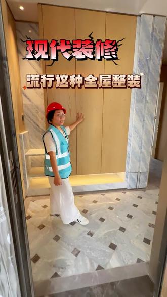 普通装修和别墅豪装,差距原来在这 现在高端家装早就不局限于传统精装交付模式了,别墅大宅更偏爱全屋整装的落地方式。主卧空间的整体定制设计尤其讲究细节与质感,从入户区域到整体收纳柜体,都做了专属化的造型搭配与布局规划。无论是柜门款式、层板设计,还是定制拉手的造型细节,都经过精心打磨。主卧大衣柜采用一体式通透设计,兼顾颜值与实用性,还预留了开放式收纳区域,可以日常摆放包包、饰品等随身物件,把居家收纳和空间美感做到了兼顾,也是豪装装修里很关键的一处设计亮点。#装修那点事 #装修房子 #一镜到底 #全铝家居 #全屋定制