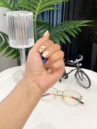 在眼镜上套上这个小东西,不管是低头写作业,还是跑步运动,再也不怕眼镜掉啦!#眼镜防滑圈