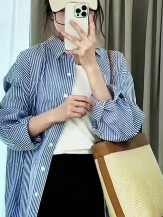 早秋职场穿搭,这件法式条纹衬衫堪称“氛围感神器”!经典黑白/蓝白细条纹,自带复古滤镜,利落长袖适配早晚温差,外穿内搭皆可。立体剪裁超显瘦,腰腹微收不紧绷,小个子穿也能穿出利落比例,155cm穿到脚踝上方,显高又不压个子。精选高支棉混纺面料,触感柔软挺括,不易起皱,通勤久坐也能保持体面。小方领露锁骨,袖口微喇设计,细节处藏着轻熟优雅,搭配西装裤干练、配半身裙温柔,轻松hold住职场与日常多种场合,高品质质感肉眼可见。#简约穿搭 #优雅气质 #简约百搭日常 #慵懒风穿搭 #每日分享