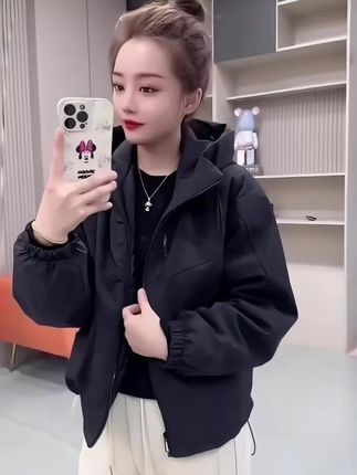 冬天总要有一件轻薄的短款棉服吧!试试这件短款双拉链棉服,它会给你不一样的舒适感 #棉服 #棉服外套 #女装 #时尚 #穿搭