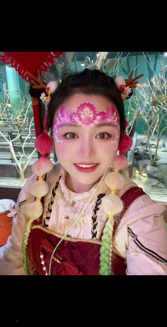 脸部彩绘粉色艾莎公主 #脸部彩绘 #面部彩绘 #艾莎 #画画 #美妆 脸部彩绘粉色艾莎公主@抖音 @抖音小助手 @抖音创作者大会 @抖音创作小助手 @抖音热点 @抖音创作者中心 @抖音媒体内容优推官