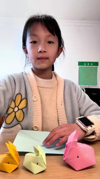 #亲子游戏 #折小兔子 #折纸教程 #抖音激励计划 寒假期间每天一个折纸教程 欢迎大家关注哦