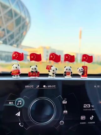 信仰的颜色从不变——永远是热烈中国红!这款小红旗车载摆件太绝了,往车里一放就点亮整个空间,好看又有深度,每次出行都能感受到浓浓的家国情怀,必须冲~#我爱我的祖国 #五星红旗迎风飘扬 #车载摆件 #红旗 @抖加🔥 @上热门