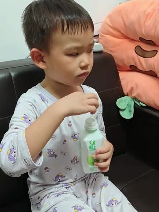 真的不要再喝碳酸饮料了,建议不爱喝水的姐妹都来喝,这个清上百分百。椰子水甄选泰国香水,椰开可取水打开就是淡淡的椰香,一口下去清甜回甘,比泰国街边现开的椰子还新鲜,孩子孕妇都放心喝。限时活动,一箱十瓶,你看才啥价,孕妈妈赶紧囤起来。#日常生活 #人类幼崽的日常 #清凉解暑小宝贝 #根本停不下来 #我的小暖男在长大