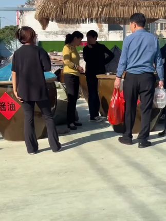正宗酱油只有四种原料,黄豆,面粉、盐、水、没吃过的一定要尝试一下