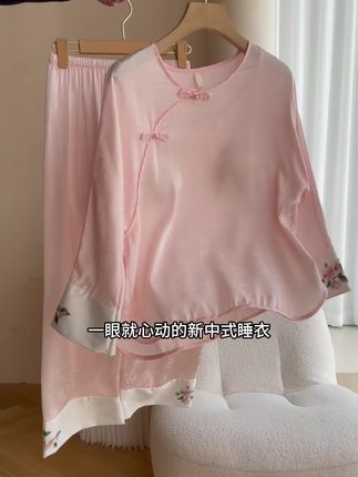 一眼就沦陷的新中式国风睡衣,中国结盘扣,增添古典韵味,气质圆领,优雅大方,冰丝面料,自带光泽感好柔软,揉搓不易变形不易皱,丝丝滑滑垂感嘎嘎好,清新淡雅尽显浪漫气息#好物推荐🔥 #夏季穿搭 #国风睡衣#柔软亲肤 #冰丝套装
