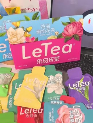 快快来抢这个冷泡茶,它真的太方便了,随便一瓶矿泉水,直接放入茶包,冷泡五分钟,茶汤清澈透亮,茶香浓郁,真的很哇塞!再也不用去茶店买几十一杯的冷泡茶了,在家就能实现冷泡茶自由!而且配料表很干净,十五种口味可以选择,真的很适合不爱喝白水的姐妹们。#冷泡茶